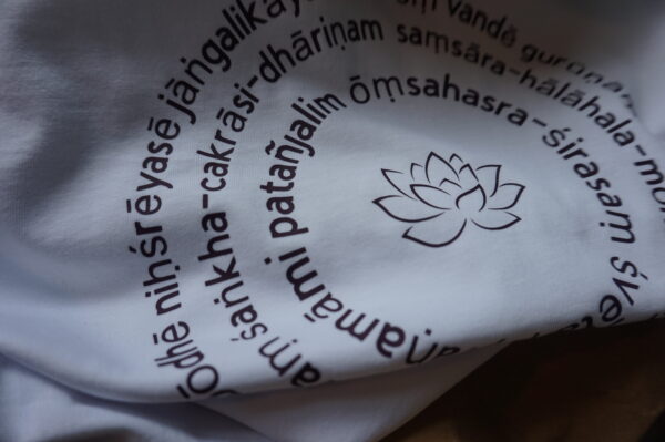 Organic Yoga Tanktop, White, Slim Fit | Ashtanga Yoga Opening Mantra